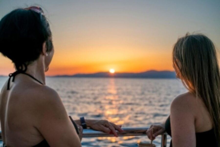 S'Arenal: Sunset Catamaran Cruise with BBQ - Playa del Arenal to the Catamaran: finding LIFE & SEA