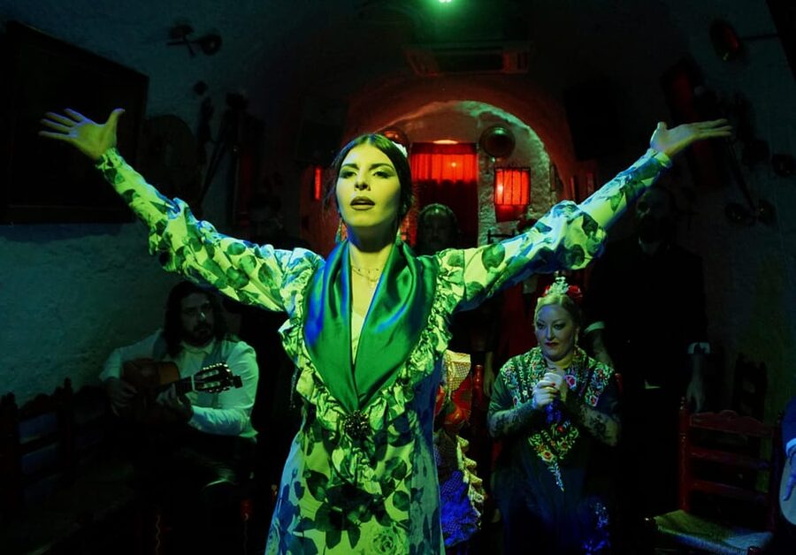 Sacromonte: Flamenco Show at Cuevas Los Tarantos Tickets - What Happens Once You’re Inside (The 1 Hour Flow)