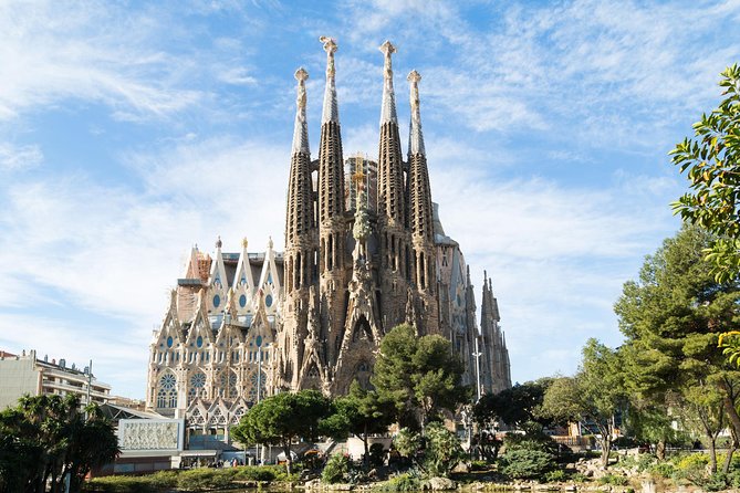 Sagrada Familia English Guided Tour & Optional Tower Access - Inside the Basilica: Latin Cross Layout, Vaults Overhead, and Stained Glass