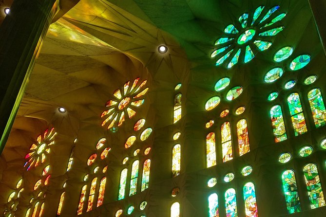 Sagrada Familia English Guided Tour & Optional Tower Access - Who Should Book This Tour, and Who Might Not Love It