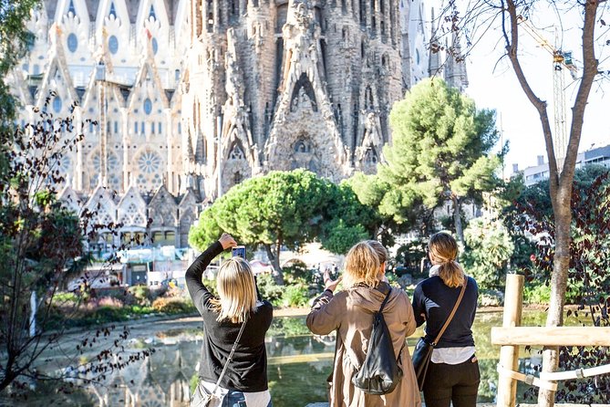 Sagrada Familia Fast Track Guided Tour with Towers Access - Why fast-track matters at Sagrada Familia