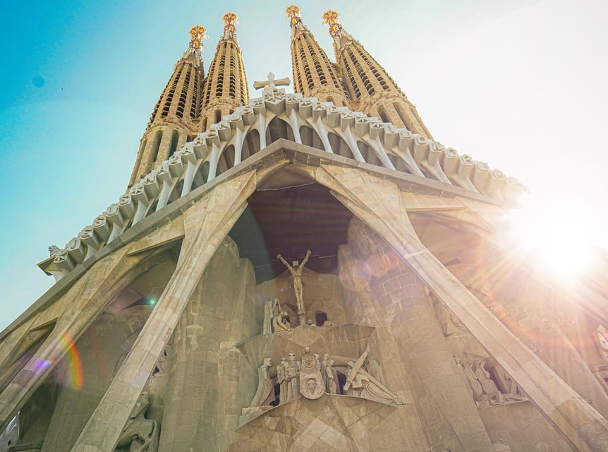 Sagrada Familia Guided Tour with Skip-the-Line Entry Ticket - What you learn from Gaudí’s “light and truth” approach