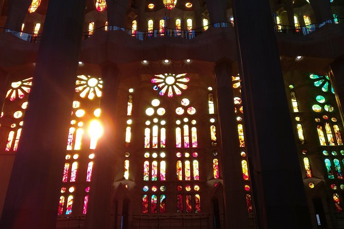 Sagrada Familia Guided Tour with Towers Access - Timing Your Visit in a Crowded Sagrada Familia