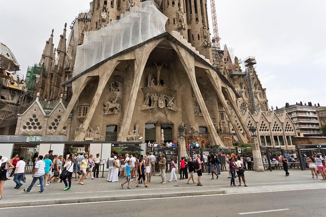 Sagrada Familia Guided Tour with Towers Access - What You’ll Actually Learn on the Walk and at the Façade