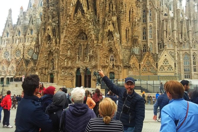Sagrada Familia & Montserrat Small Group Tour with Hotel pick-up - Plaça Reial and the Cathedral area: quick stops, good atmosphere