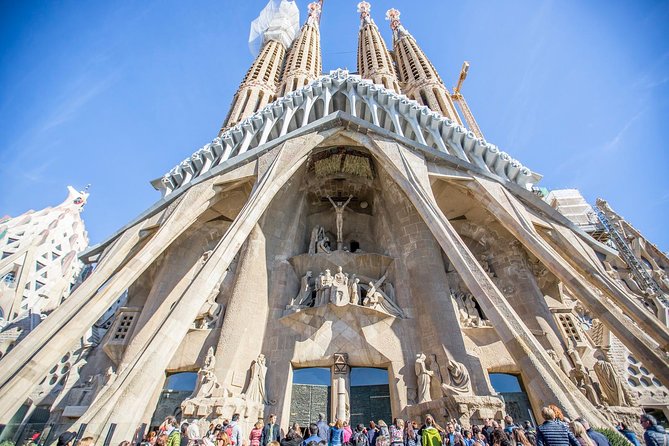 Sagrada Familia & Park Guell Guided Tour with Skip The Line - The smart logic of pairing Park Güell with Sagrada Familia