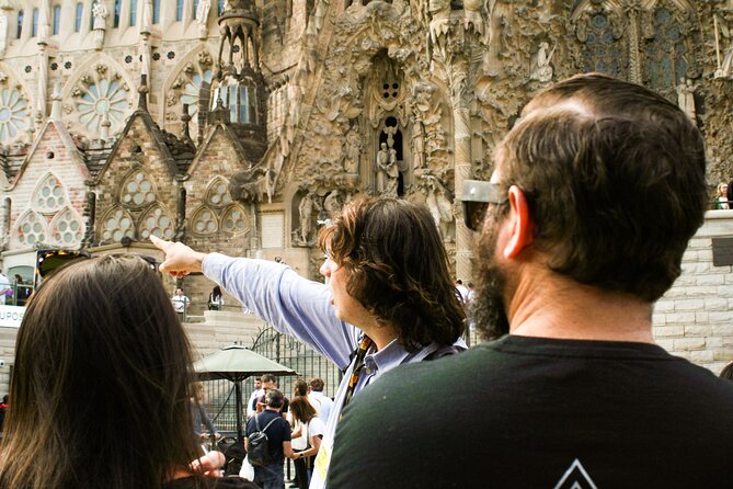 Sagrada Familia Small Group Guided Tour with Skip the Line Ticket - Meeting point at Av. de Gaudí, 1, and how to avoid stress