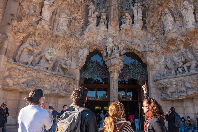 Sagrada Familia Small Group Guided Tour with Skip the Line Ticket - The stained glass trick: aim for mid-afternoon color