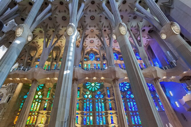 Sagrada Familia Small Group Guided Tour with Skip the Line Ticket - Guides and styles: what you might learn from different names