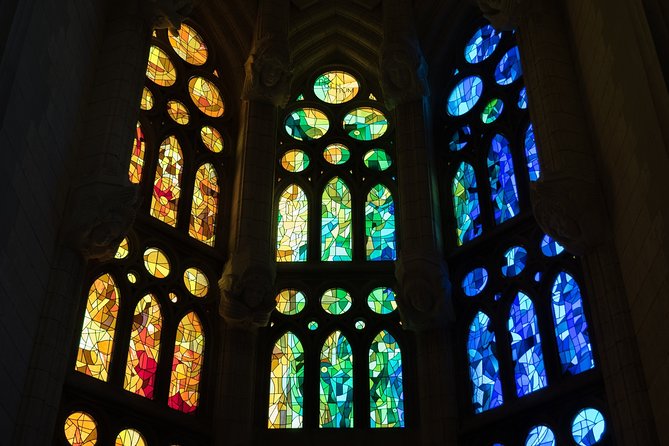 Sagrada Familia Small Group Tour with Skip the Line Ticket - Gaudí’s Gothic plus curvy Art Nouveau mix, translated for your eyes