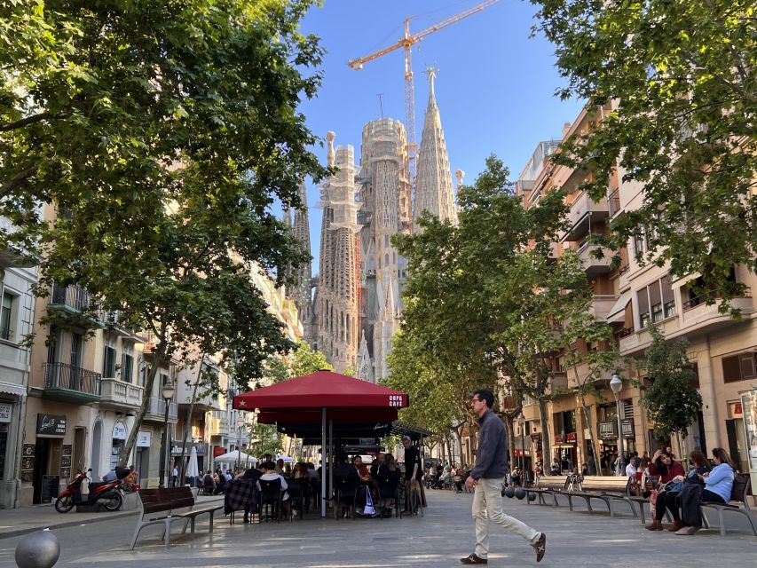 Sagrada Familia Tour with Express Entry and Local Guide - Your 30 Minutes of Free Time: How to Make It Count