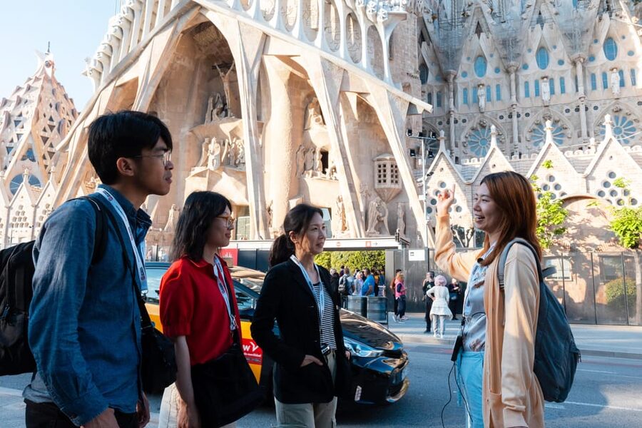 Sagrada Familia Tour with Express Entry and Local Guide - Meeting at Touring Pandas on Carrer de Sardenya, 311