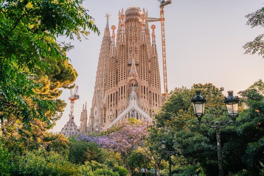 Sagrada Familia with Official Guide & Fast-Track Entry - Pace, group size, and what to bring to keep it comfortable