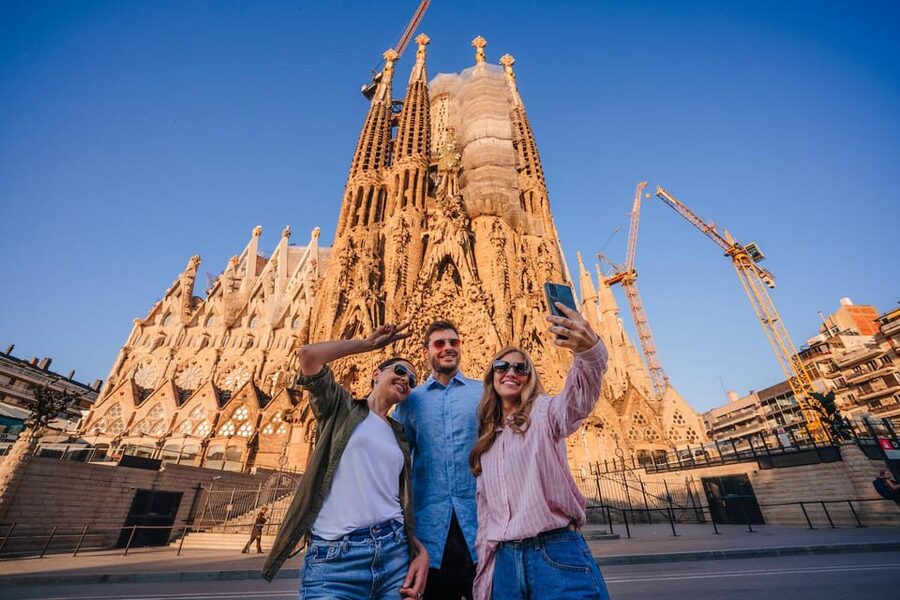 Sagrada Familia with Official Guide & Fast-Track Entry - Where to meet for Entrance A at the Giftshop