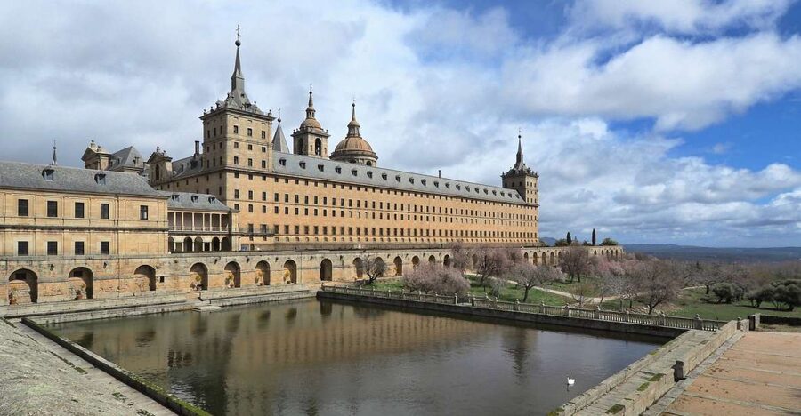 San Lorenzo de El Escorial: Monastery and Site Guided Tour - El Escorial is a monastery with a mission