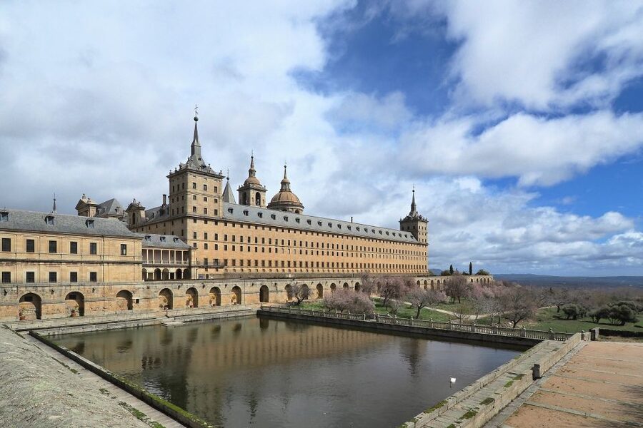 San Lorenzo de El Escorial: Monastery and Site Guided Tour - The basilica: where the building sets the tone
