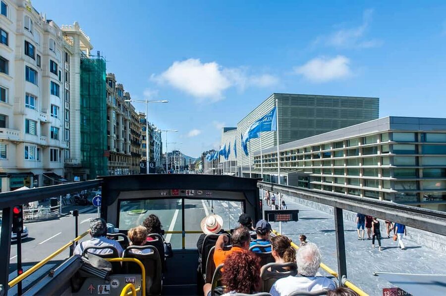 San Sebastian: Hop-On Hop-Off City Tour Bus - Aquarium and Paseo Nuevo: a smooth start with sea air