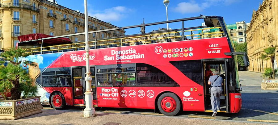 San Sebastian: Hop-On Hop-Off City Tour Bus - San Telmo and Parte Vieja: Old Town energy, at your pace