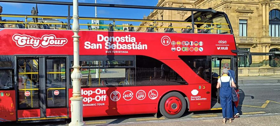 San Sebastian: Hop-On Hop-Off City Tour Bus - Plaza Guipúzcoa and downtown anchors: orientation with big-city scale