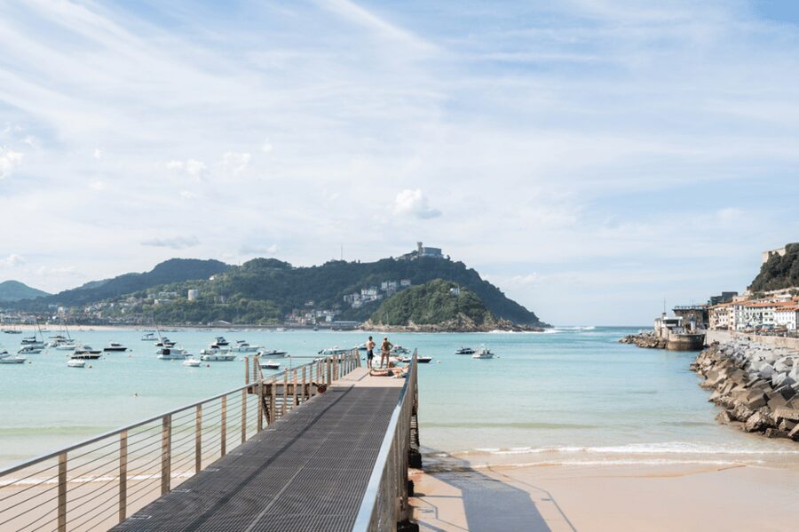 San Sebastian: Walking Tour with Pintxo and Drink - Getting oriented in San Sebastian, fast and on foot