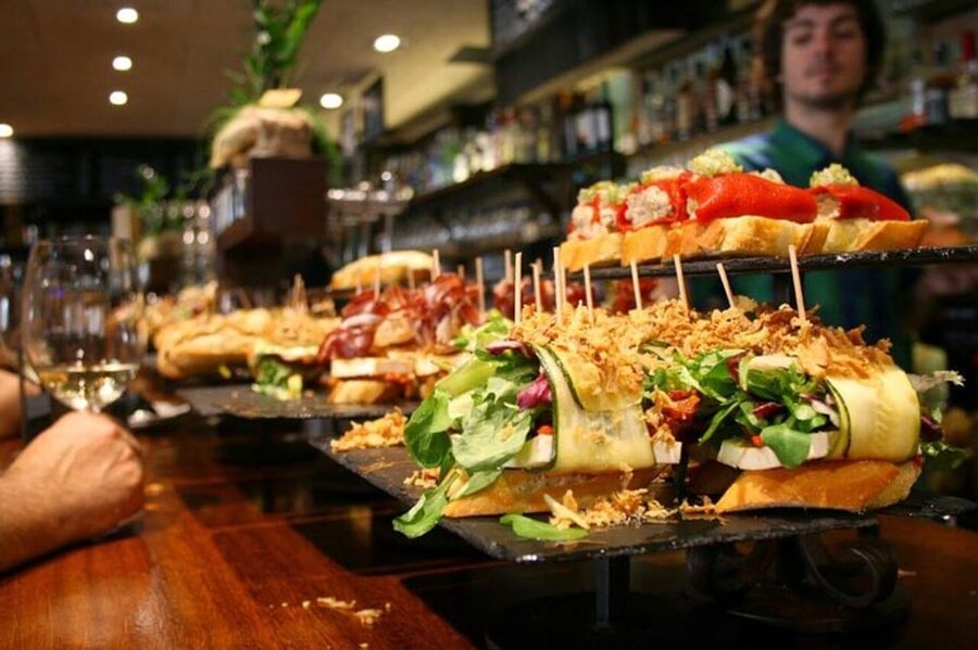 San Sebastian: Walking Tour with Pintxo and Drink - The church cluster: San Vicente and Saint Mary of Coro