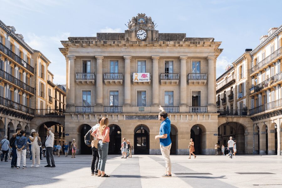 San Sebastian: Walking Tour with Pintxo and Drink - The food moment: tasting pause and then pintxo and a drink