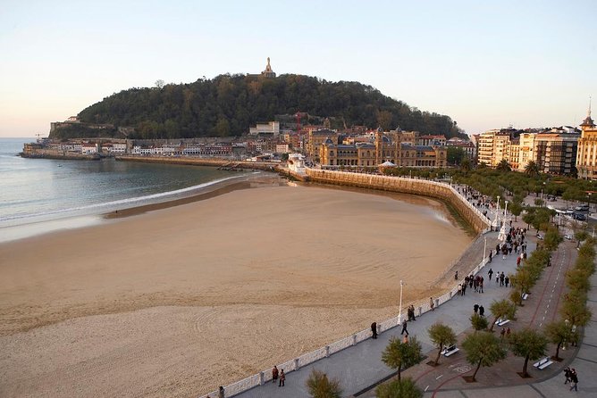 San Sebastian walking tour with pintxo and drink option - Group Size, Pace, and How Much Walking You’re Signing Up For