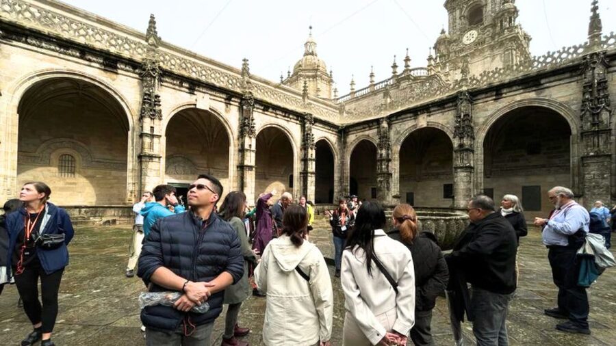 Santiago de Compostela: Cathedral, Museum, and Old Town Tour - Group Size Comfort: Listening Tools and a Pacing Sweet Spot