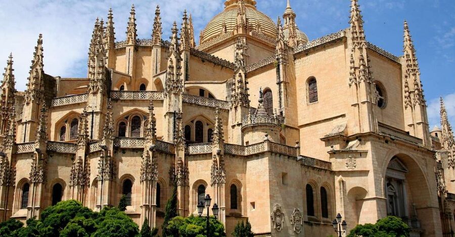 Segovia: Guided Walking Tour with Cathedral & Alcázar Entry - Plaza Azoguejo to the Aqueduct: The Start That Sets the Tone