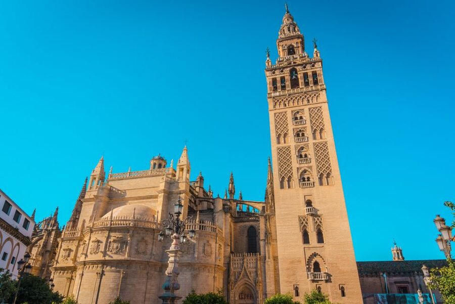 Seville: Alcázar, Cathedral & Giralda Fast Track Guided Tour - Santa Cruz and the Judería feel: turning monuments into real streets