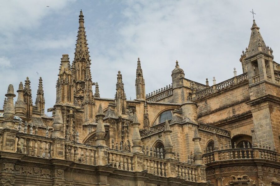 Seville: Alcázar, Cathedral & Giralda Fast Track Guided Tour - The guide and headsets: why this tour stays readable in a crowd