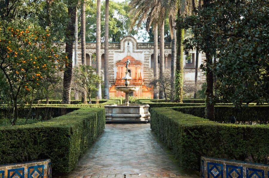 Seville: Alcázar, Cathedral & Giralda Fast Track Guided Tour - Timing, what to wear, and how to avoid common problems