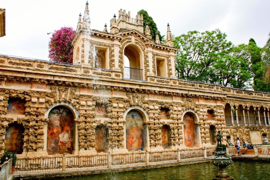 Seville: Alcazar Skip-the-Line Guided Tour with Tickets - The Mudéjar moment: Patio del León and the craft you should look for