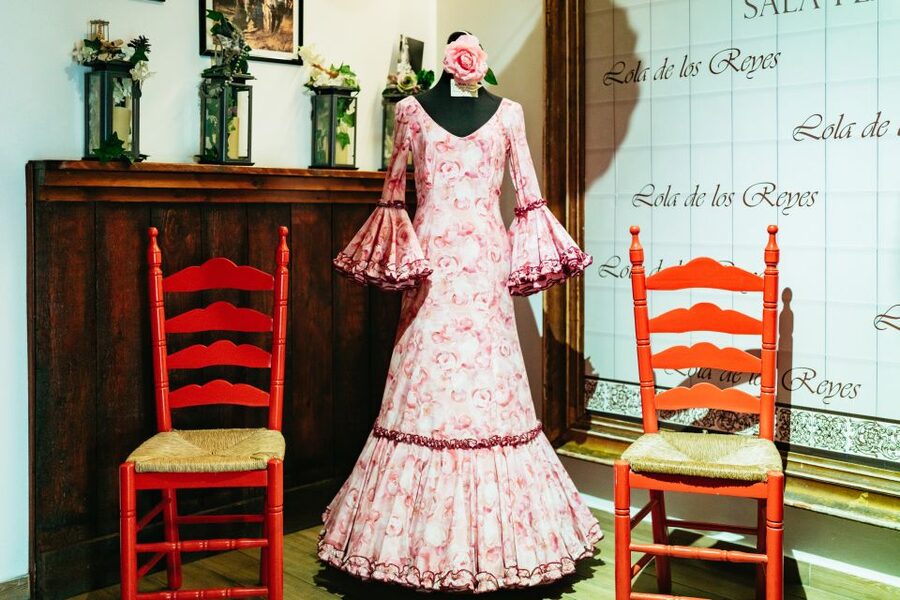 Seville: Baraka Sala Flamenca Show with Drink in Triana - Practical details that can save your night
