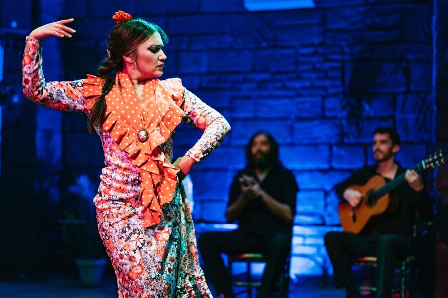 Seville: Baraka Sala Flamenca Show with Drink in Triana - Your Included Drink: how it changes the evening