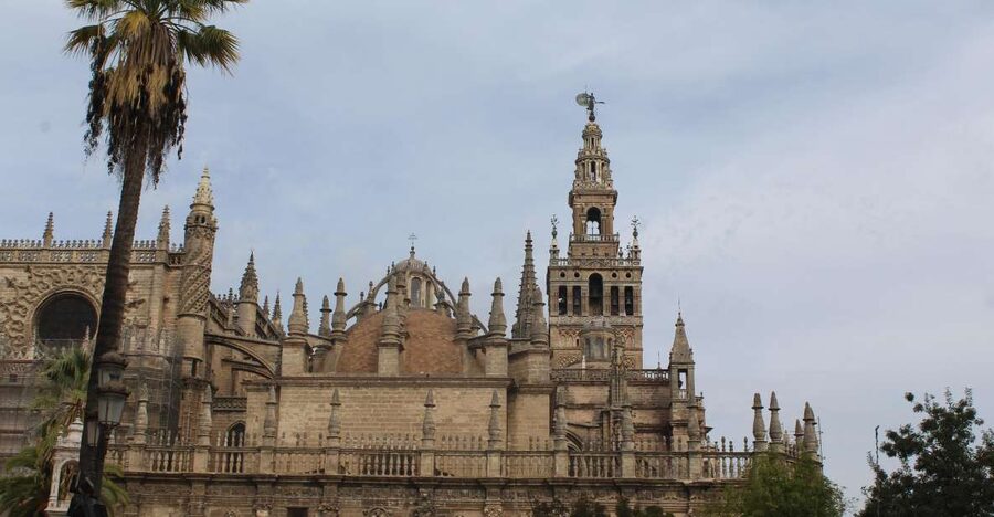 Seville: Cathedral and Giralda Skip-the-line Guided Tour - Getting There and What to Bring for a Smooth Start