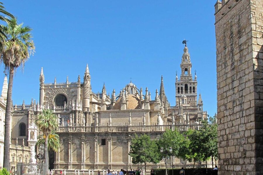 Seville: Cathedral, Giralda & Alcázar Guided Tour - Alcázar gardens and architecture, plus your best use of the free hour