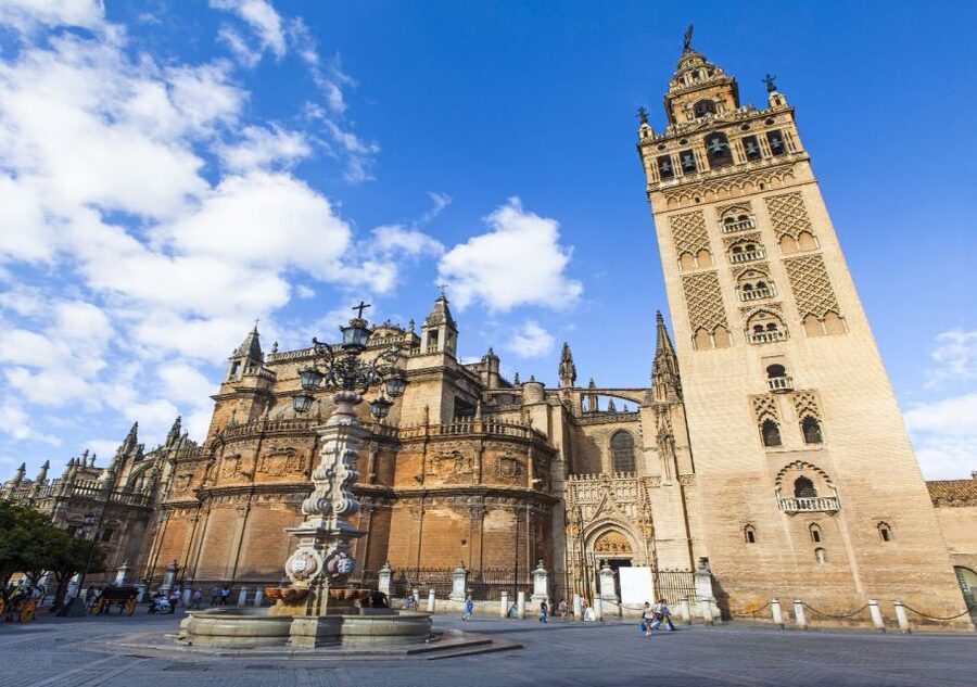 Seville: Cathedral & Giralda Guided Tour with Entry Tickets - Seville Cathedral: gold in Capilla Mayor, Columbus, and huge interior space