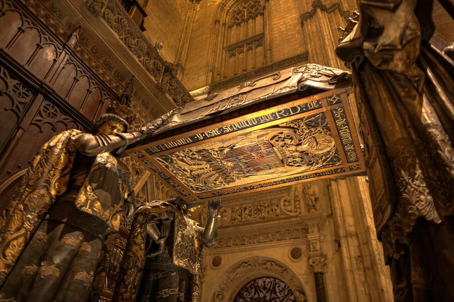 Seville: Cathedral & Giralda Guided Tour with Tickets - Inside the Seville Cathedral: what makes the Gothic interior click