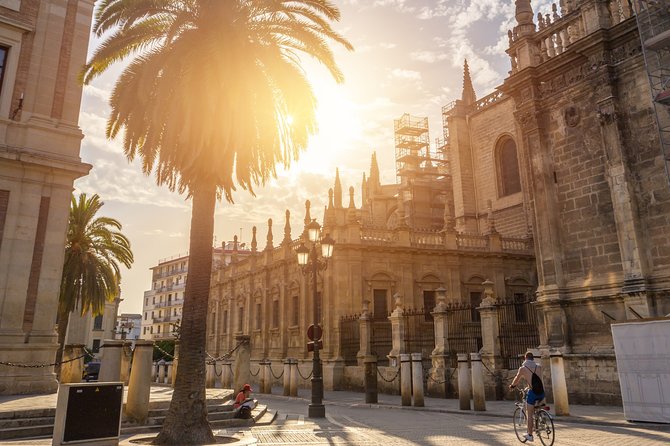 Seville Former Jewish Quarter Walking Tour: Santa Cruz - Plaza del Triunfo to Fuente de la Plaza de la Alianza: setting the historical tone