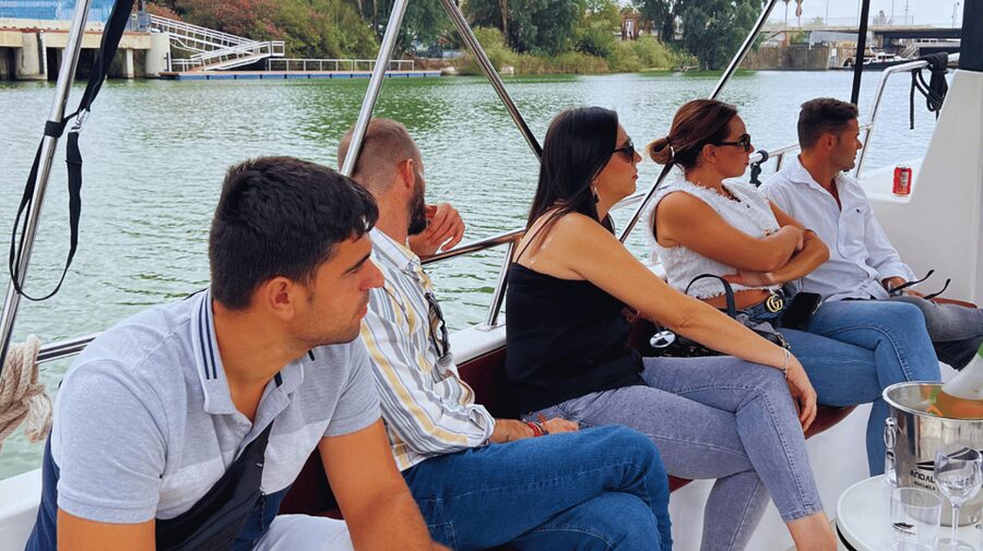 Seville: Guadalquivir River Boat Tour - Meeting at Muelle de Turismo, Puente de S. Telmo 7, and what the first minutes look like