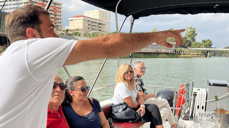 Seville: Guadalquivir River Boat Tour - Shared vs private boat: what changes in your day