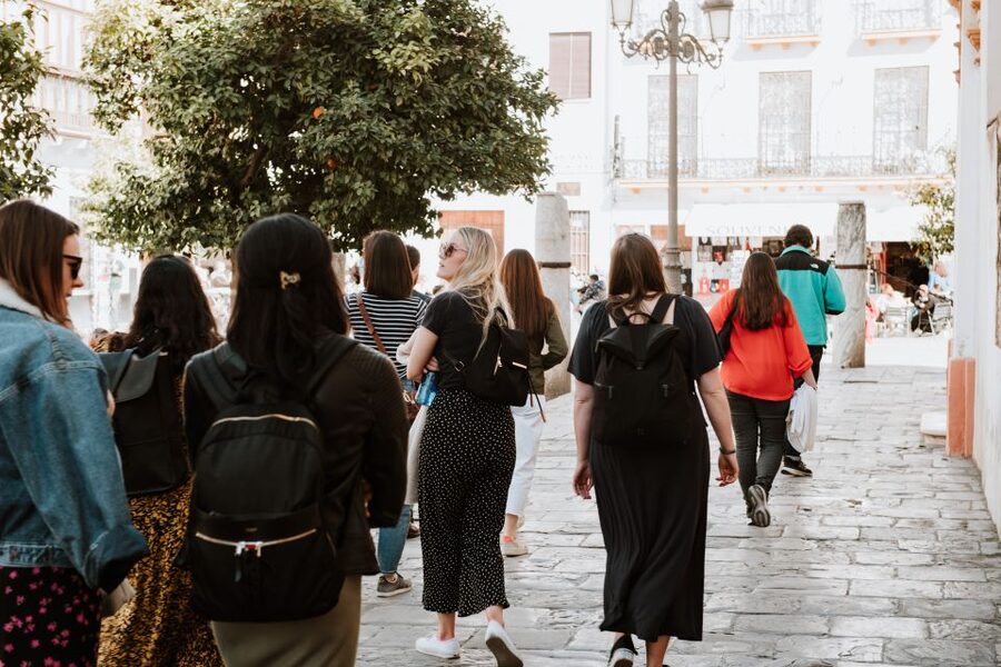 Seville Jewish Quarter walking tour: Santa Cruz District - Starting at Plaza del Triunfo, finding your guide without stress