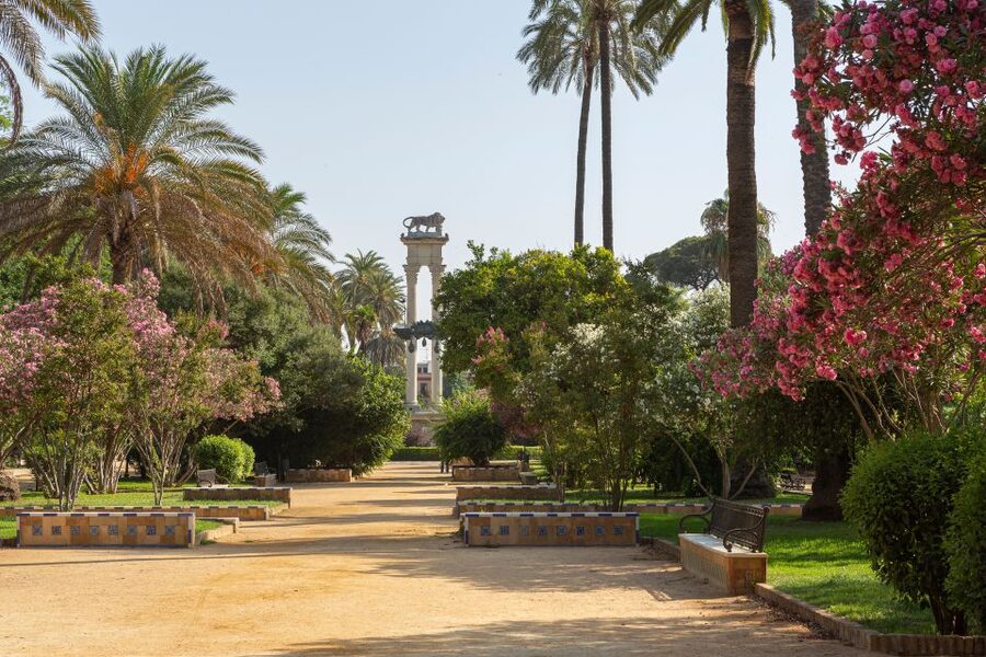Seville: Relaxing City Bike Tour with a Tour Guide - Barrio Santa Cruz: the cobblestone maze that suddenly feels readable