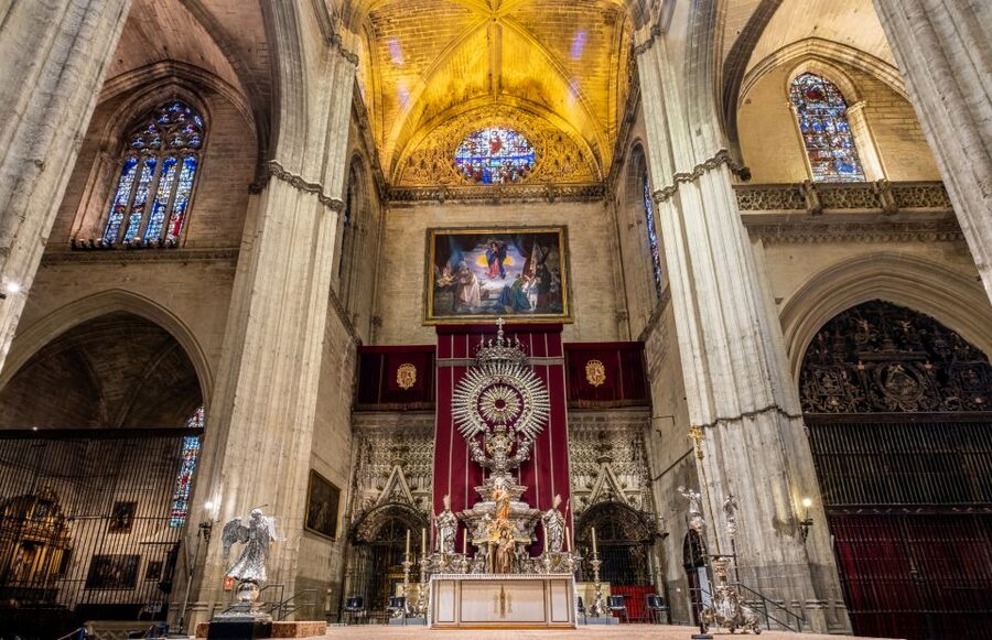 Seville: Small-Group Cathedral and Giralda Tour with Tickets - Meeting at Plaza Virgen de los Reyes, then straight into the monument