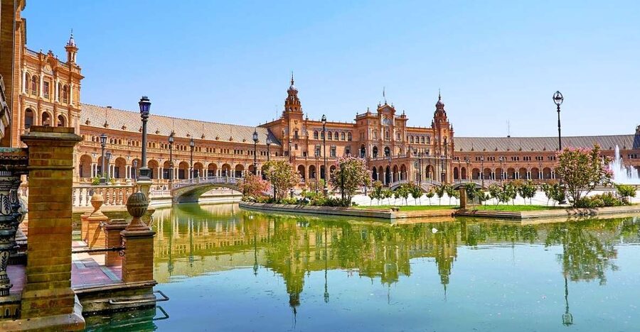 Seville: Small-Group City Highlights Walking Tour - Getting Your Bearings at Plaza de San Francisco (Start at the Fountain)