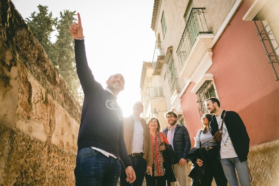Seville: Small-Group Jewish Quarter Discovery Walking Tour - Santa Cruz Square and Jardines de Murillo, Photo Stops With Context
