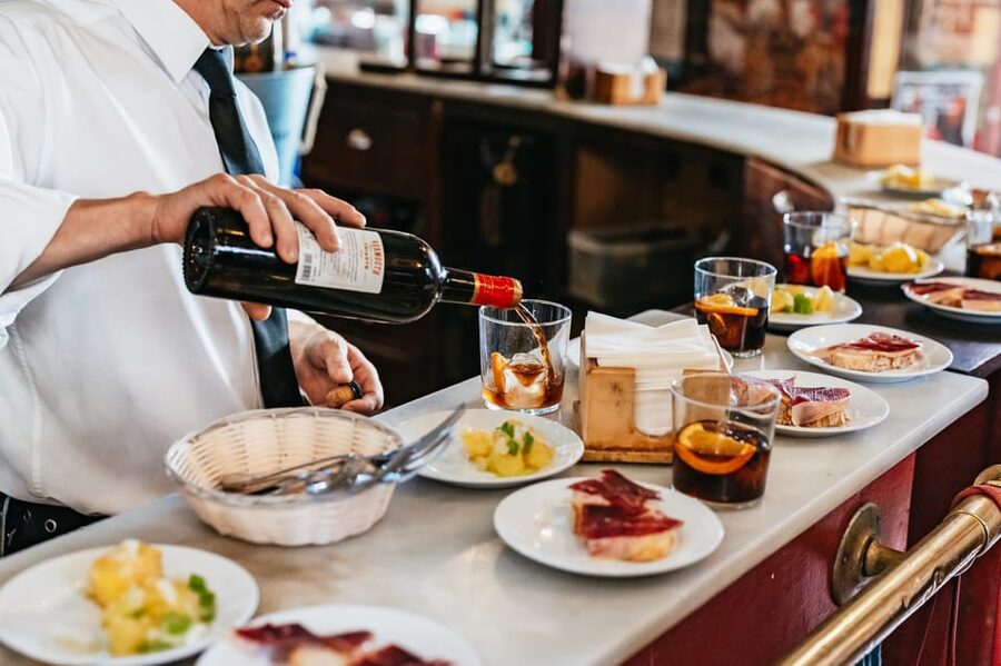 Seville: Tapas, Taverns and History Guided Walking Tour - Jewish Quarter to Arenal: What this Tapas Tour Really Feels Like
