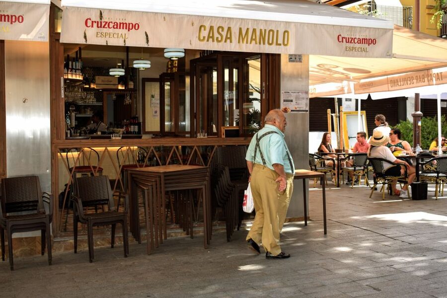 Seville: Tapas, Taverns, and History Walking Tour - Walking the old Moorish souk and the fragrance clues