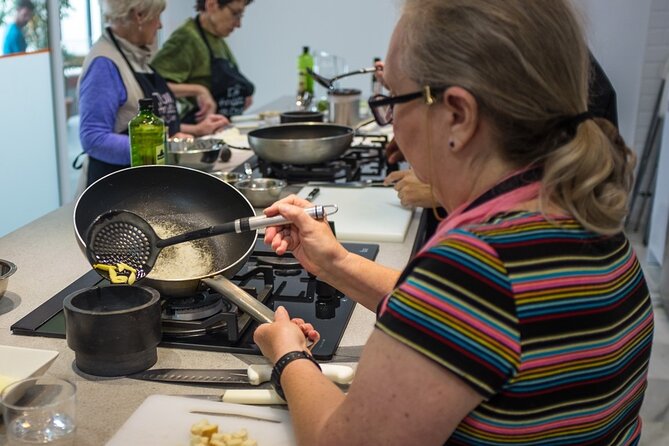 Spanish Cooking Class & Triana Market Tour in Sevilla - Timing and Group Size: A 3.5-Hour Schedule That Stays Fun